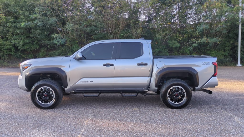 Used 2025 Toyota Tacoma TRD Off-Road AWD/4WD image 8