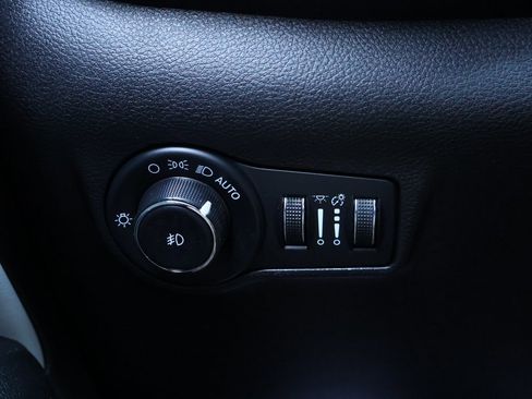 Used 2023 Jeep Compass Limited image 31