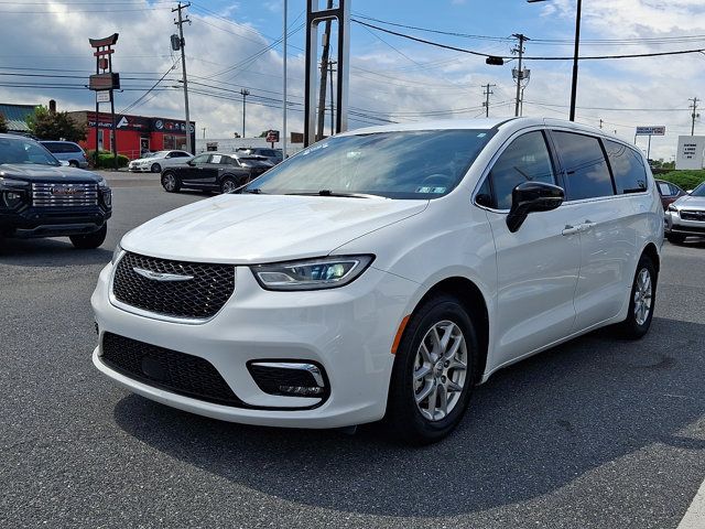 Used 2025 Chrysler Pacifica Select FWD image 3