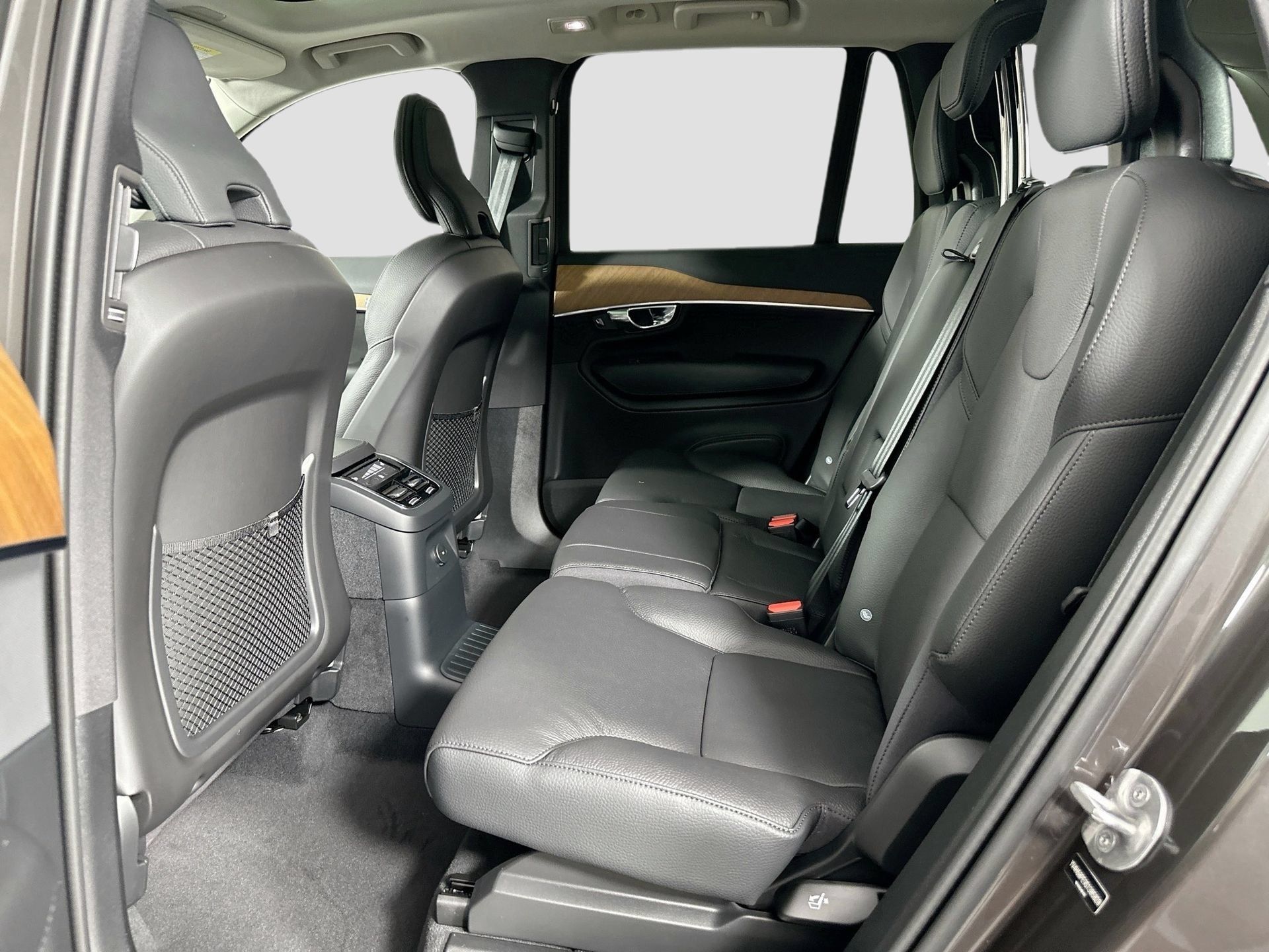 Certified 2025 Volvo XC90 T8 Plus w/ Protection Package Premier AWD/4WD image 16
