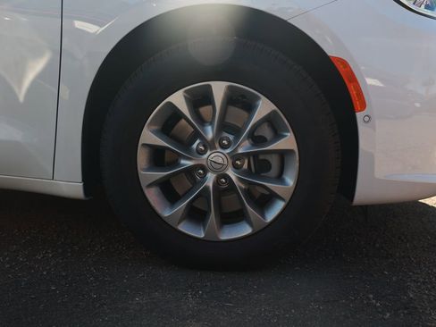 New 2026 Chrysler Pacifica Limited image 8