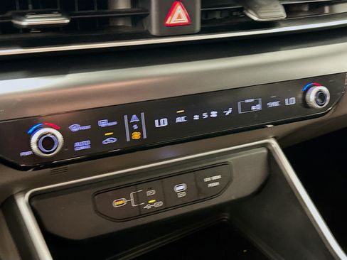 Used 2026 Kia Carnival FWD image 24
