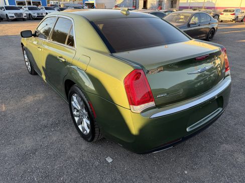 Used 2018 Chrysler 300 Touring L image 7