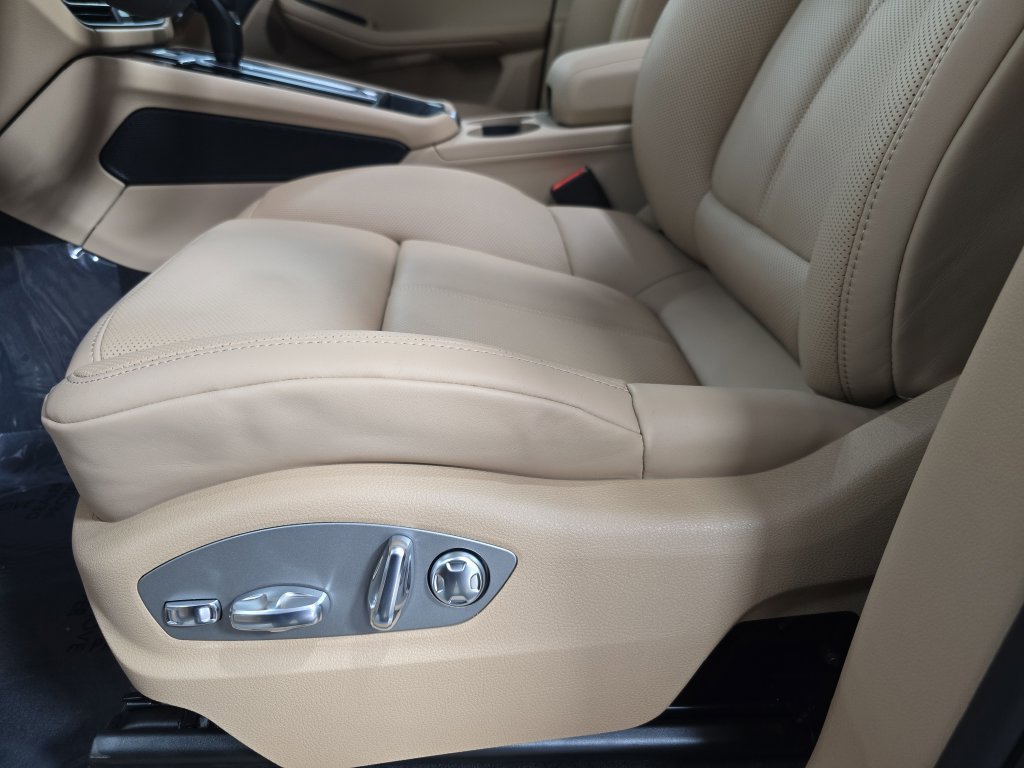 Certified 2026 Porsche Macan AWD/4WD image 23