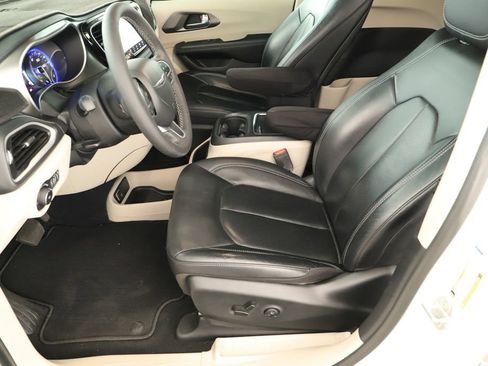 Used 2022 Chrysler Pacifica Touring-L w/ Uconnect Theater Family Group AWD/4WD image 23