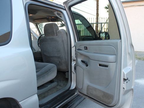 Used 2005 Chevrolet Suburban LS image 30