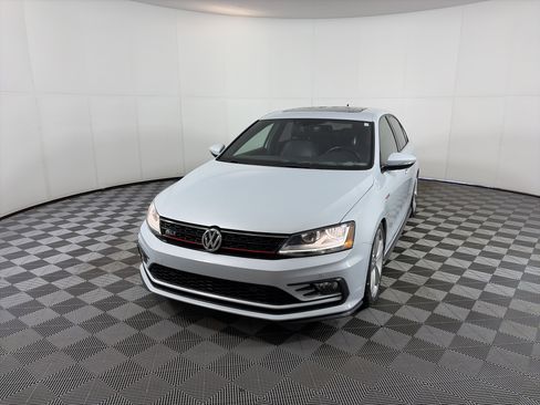 Used 2017 Volkswagen Jetta GLI image 2