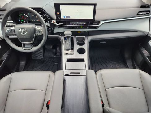 Used 2025 Toyota Sienna XLE FWD image 23