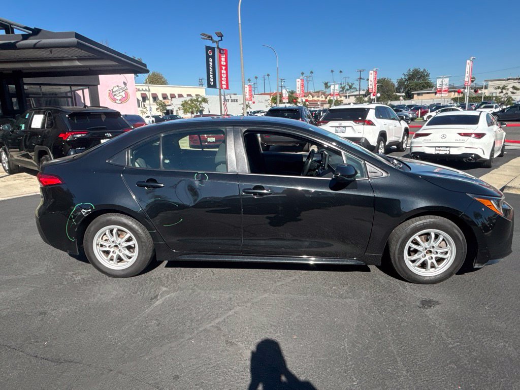 Used 2022 Toyota Corolla LE FWD image 3