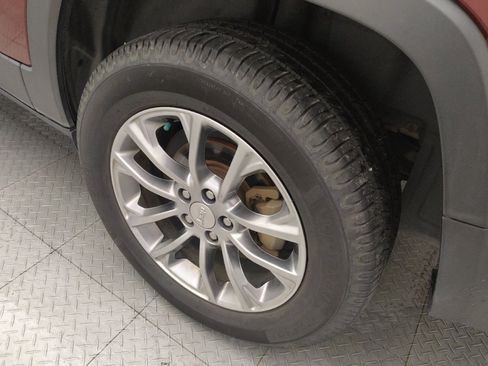 Used 2019 Jeep Cherokee Latitude Plus FWD image 31