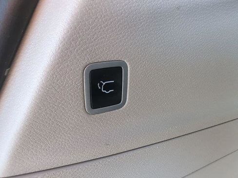 Certified 2023 Chrysler Pacifica Limited FWD image 38