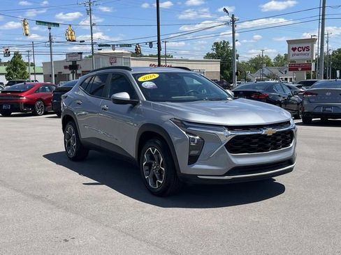 Used 2024 Chevrolet Trax LT w/ Sunroof Package FWD image 3
