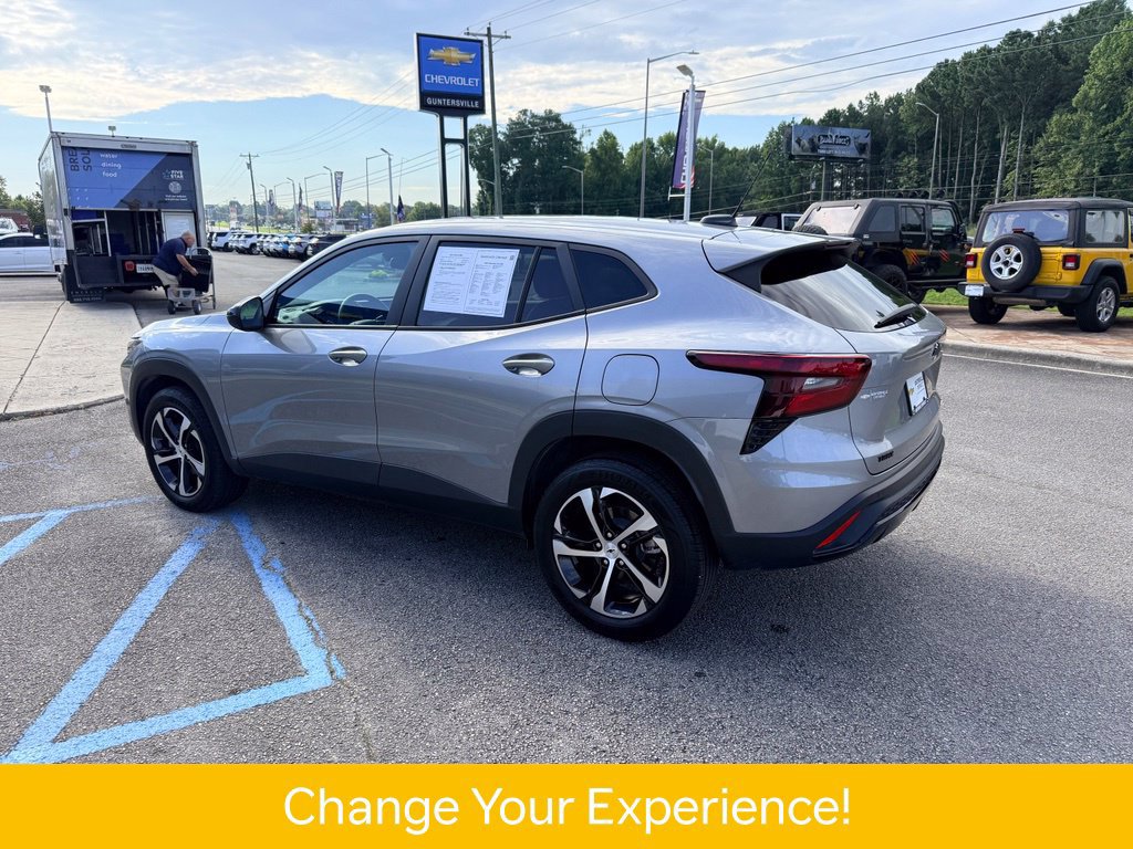 Used 2025 Chevrolet Trax RS w/ Sunroof Package FWD image 20