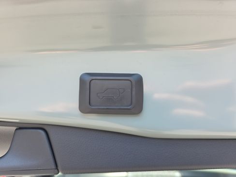 Used 2019 Toyota RAV4 XLE Premium FWD image 11