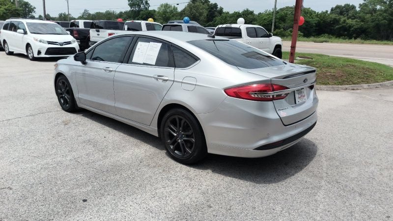 Used 2018 Ford Fusion SE w/ Equipment Group 201A FWD image 3