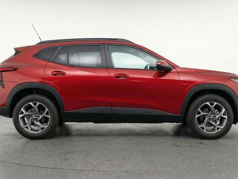 Used 2025 Chevrolet Trax LT FWD image 11