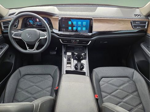 Used 2024 Volkswagen Atlas SE image 17