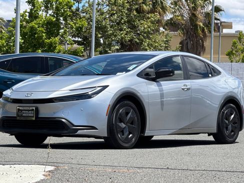 Used 2023 Toyota Prius LE FWD image 8