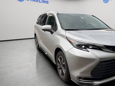 Used 2025 Toyota Sienna Platinum AWD/4WD image 5