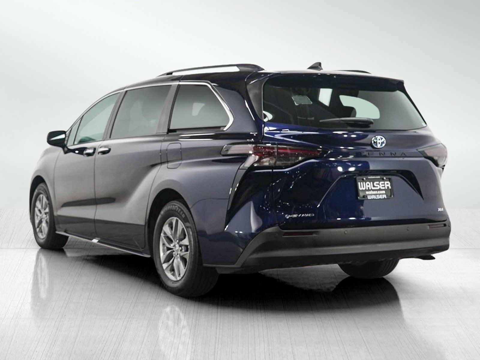 Used 2025 Toyota Sienna XLE w/ XLE Plus Package AWD/4WD image 3