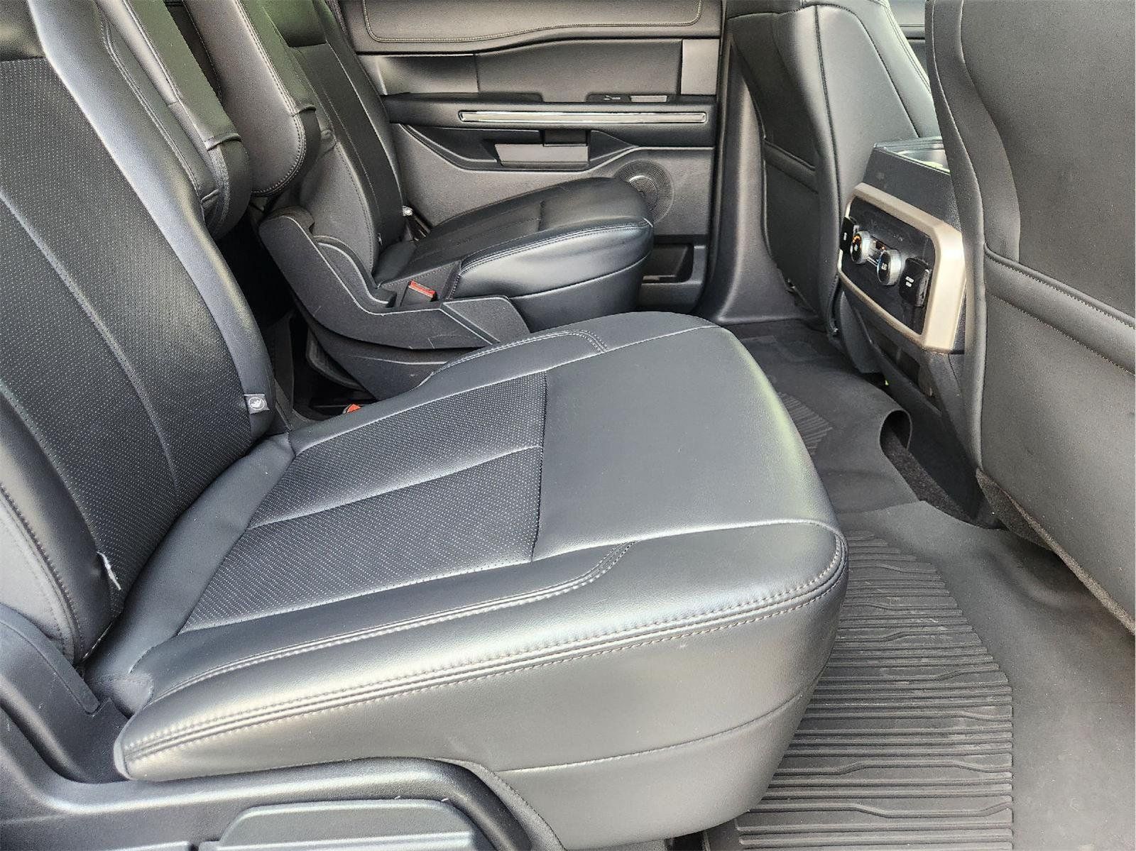 Used 2023 Ford Expedition XLT RWD image 32