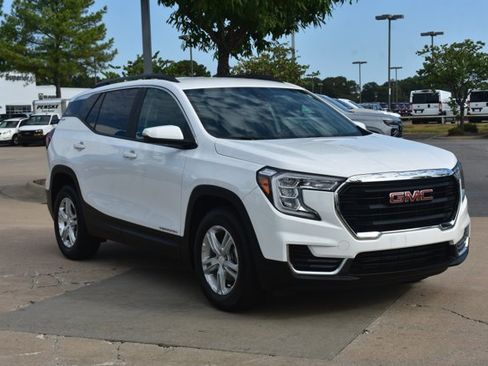 Used 2023 GMC Terrain SLE w/ Driver Convenience Package FWD image 3
