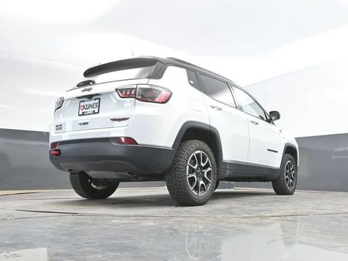 Used 2025 Jeep Compass Trailhawk AWD/4WD image 42