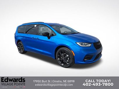 New 2026 Chrysler Pacifica Limited w/ Uconnect Theater Family Group