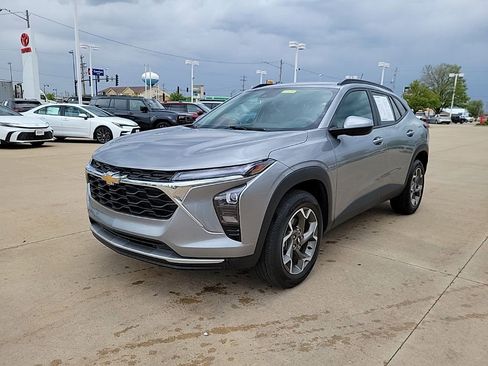 Used 2025 Chevrolet Trax LT w/ LT Convenience Package FWD image 2