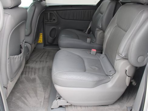 Used 2005 Toyota Sienna XLE FWD image 12