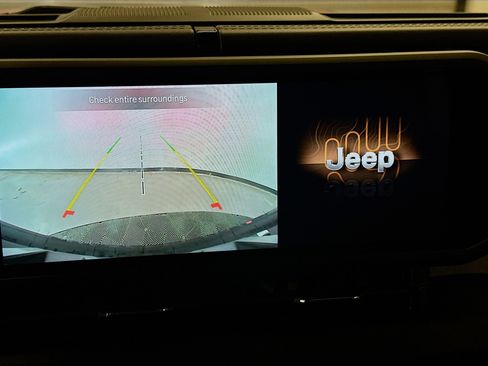 Used 2025 Jeep Wrangler Sahara image 23