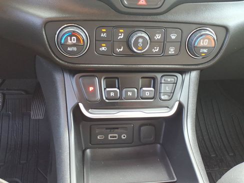 Certified 2020 GMC Terrain SLT w/ Preferred Package AWD/4WD image 20