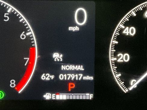 Used 2023 Honda Pilot TrailSport image 17