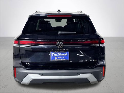 New 2025 Volkswagen Tiguan SE image 7