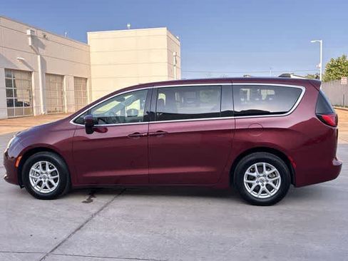 Used 2023 Chrysler Voyager LX FWD image 3
