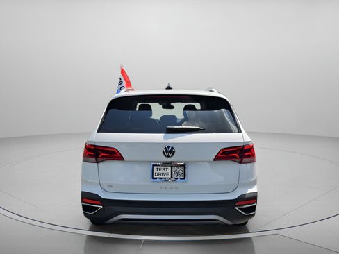 Used 2023 Volkswagen Taos SE w/ Panoramic Sunroof Package FWD image 4