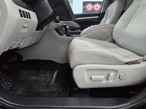 Used 2016 Toyota Highlander Plus FWD image 8