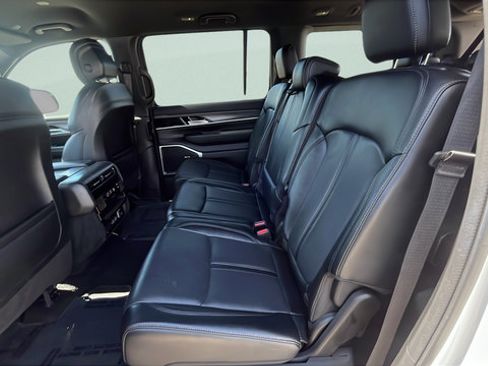 Used 2024 Jeep Wagoneer Series II w/ Flexible Seating Group AWD/4WD image 22