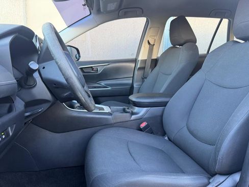 Used 2021 Toyota RAV4 LE FWD image 14
