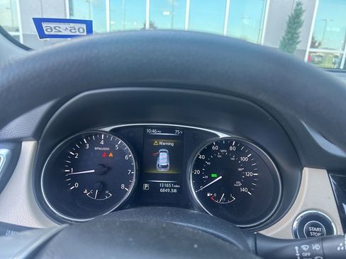 Used 2016 Nissan Rogue SV image 6