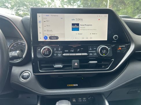 Used 2023 Toyota Highlander XLE image 14