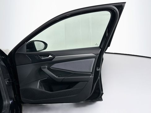 Used 2025 Volkswagen Jetta SE FWD image 31