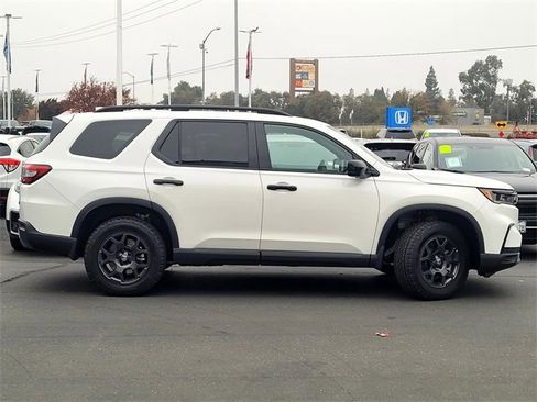 New 2025 Honda Pilot TrailSport image 3