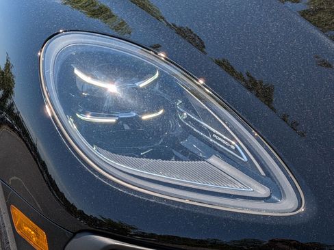 Certified 2025 Porsche Macan AWD/4WD image 33