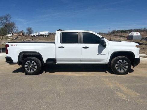Used 2024 Chevrolet Silverado 2500 Custom w/ Custom Value Package image 2