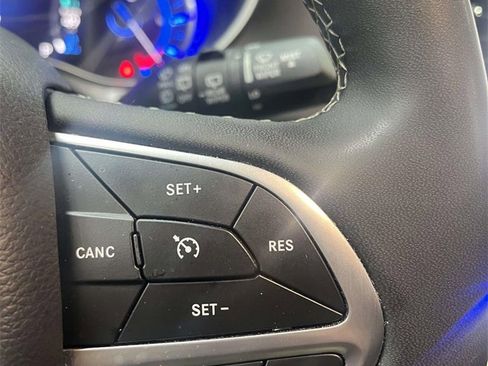 Used 2024 Chrysler Pacifica Select image 19