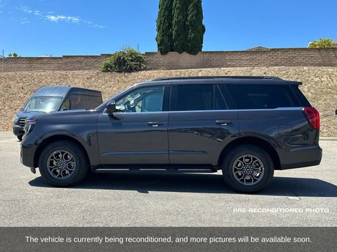 Used 2025 Ford Expedition Active AWD/4WD image 3