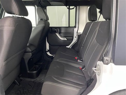 Used 2018 Jeep Wrangler Unlimited Rubicon w/ Connectivity Group image 17