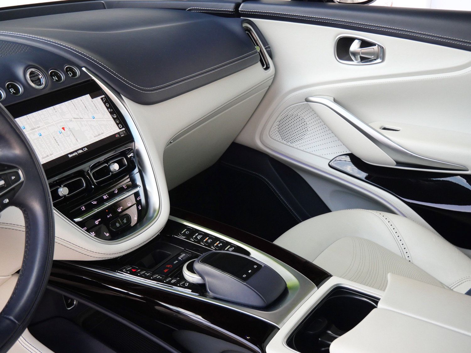 Used 2023 Aston Martin DBX AWD/4WD image 14