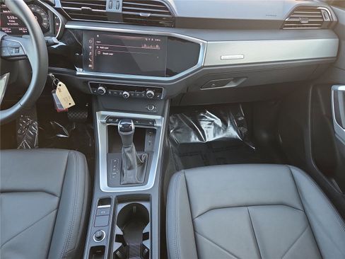 Used 2025 Audi Q3 2.0T Premium image 17